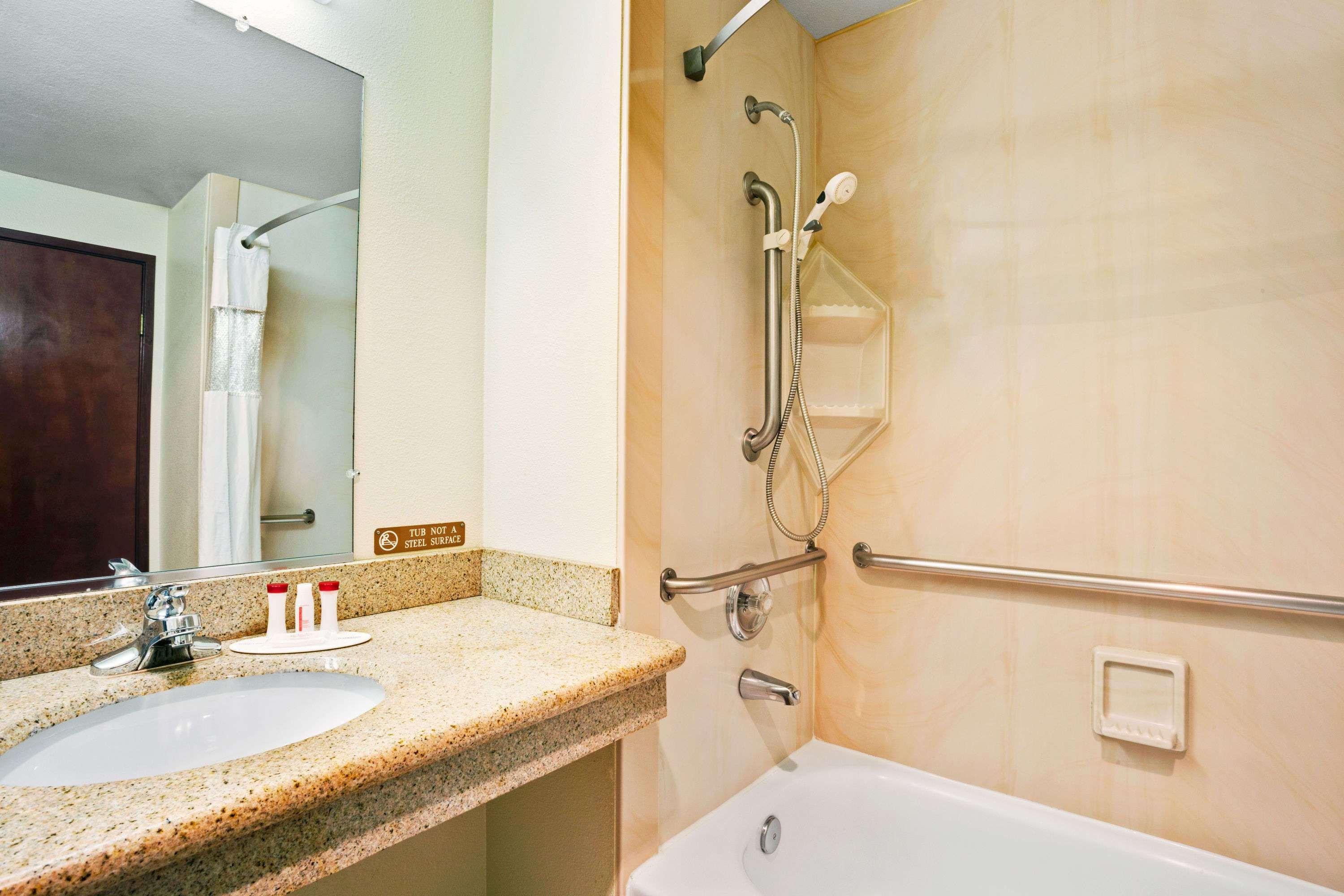 Ramada By Wyndham Southcenter Hotel 3*