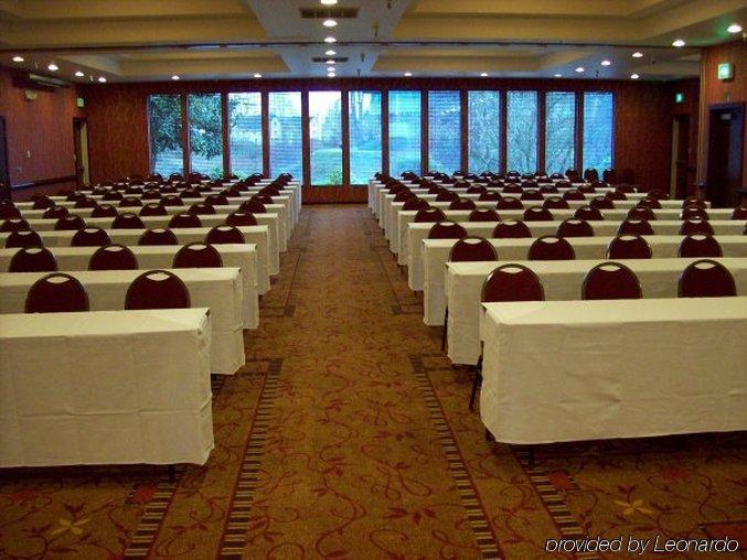 Ramada By Wyndham Southcenter Hotel 3*