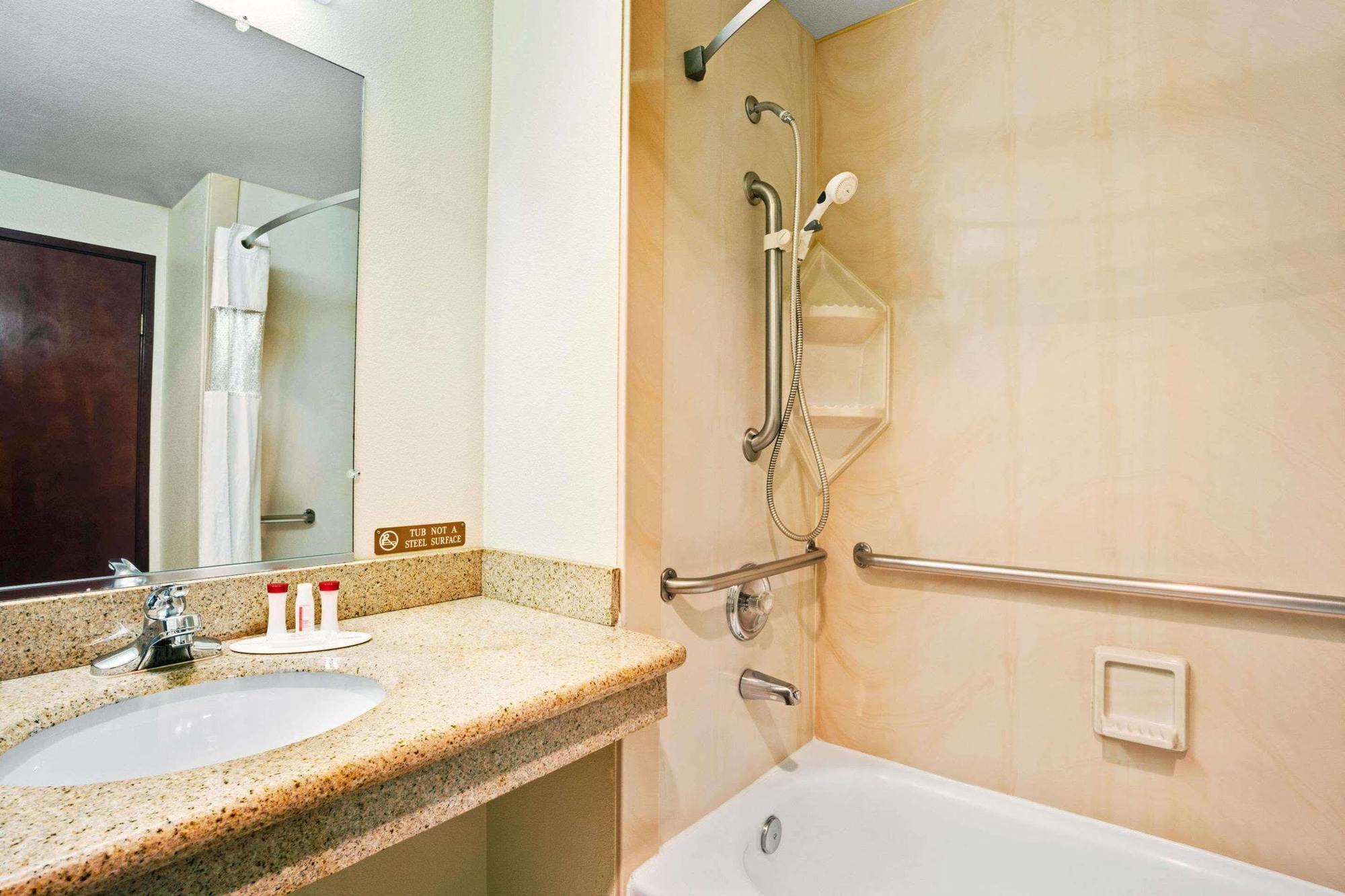 Ramada By Wyndham Southcenter Tukwila